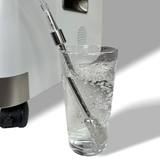 Waterstofwater maken met het meegeleverde belstaaf en een glas water
