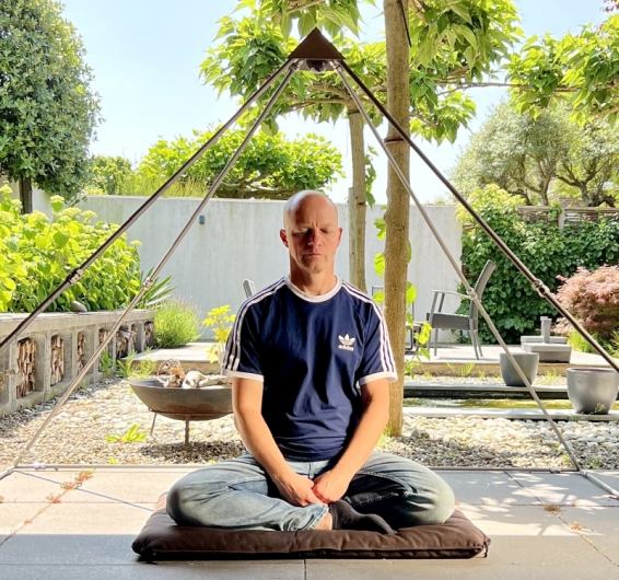Mediteren onder de Phipower-meditatiepiramide
