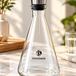 Phipower 2,0-liter vortexkaraf van glas met geborstelde stalen deksel op een marmeren tafel naast groene planten